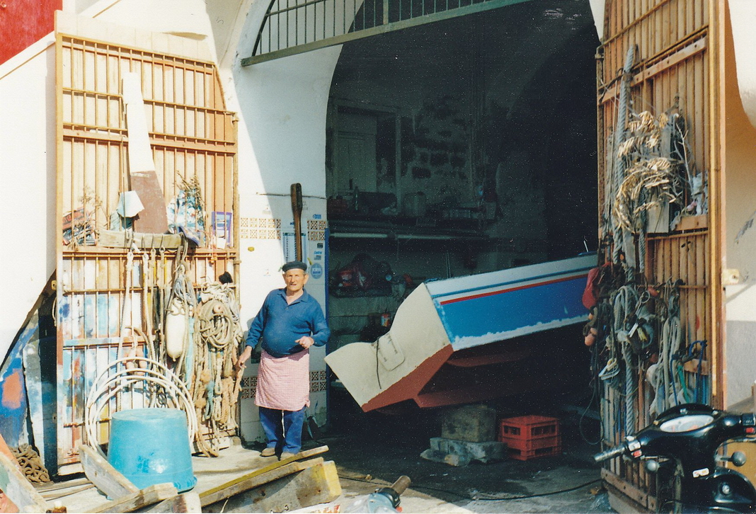 53 Marina di Cassano Bottega.jpg - Bottega di riparatore di barche da pesca a Marina di Cassano, nel comune di Piano di Sorrento (Na)